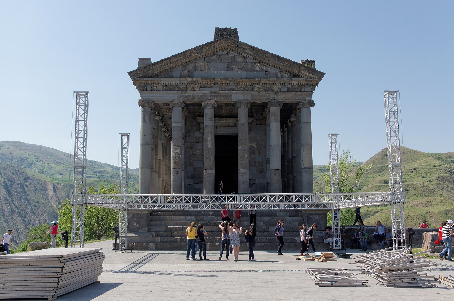 Գառնի, Գեղարդ և Քարերի սիմֆոնիա